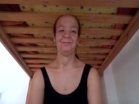 Soy una chica simpática y divertida que le gusta jugar en la cámara haciendo desnudo, anal, masturbación y disfrutar de una buena charla caliente