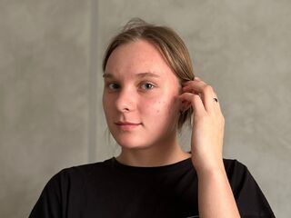 girl fingering shaved pussy ChrystalNoury