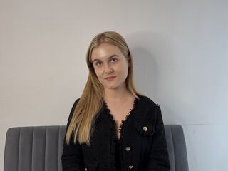 camgirl showing pussy BellaMonson