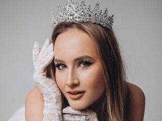 hot cam girl fingering shaved pussy ChristyHousten