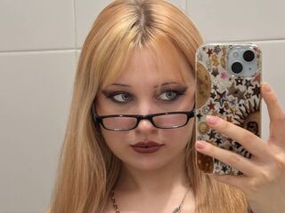naughty cam girl fingering shaved pussy EloiseGow