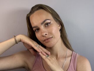 camwhore fingering shaved pussy JerilynMominee