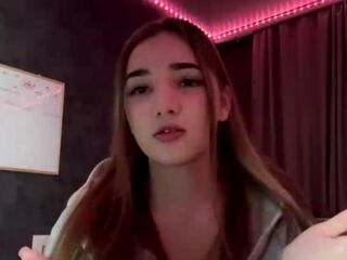 naked cam girl fingering pussy LaurynKendell
