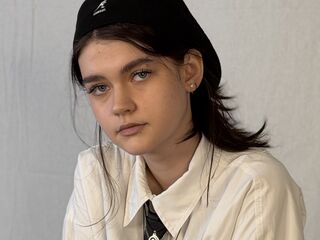 cam girl fingering LeannMolineaux