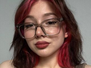 cam girl playing with dildo LessyGrayce