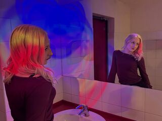 shower webcam LucilleWiste