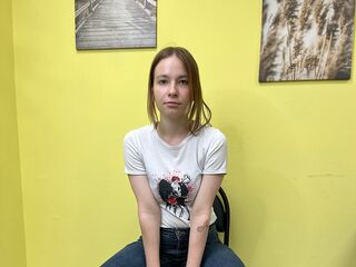 camgirl playing with vibrator LynetteHeart