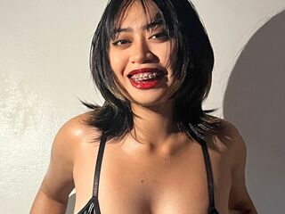 topless girl QuinnRoxy