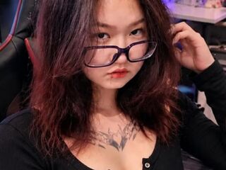 cam girl playing with vibrator TishaOyervides