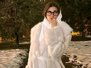 cam girl playing with vibrator YukoHazer